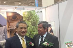 El Presidente de KOIMA Sr. Shin Myoung-jin, visitó el Stand argentino, donde fue recibido por el Embajador Jorge Roballo